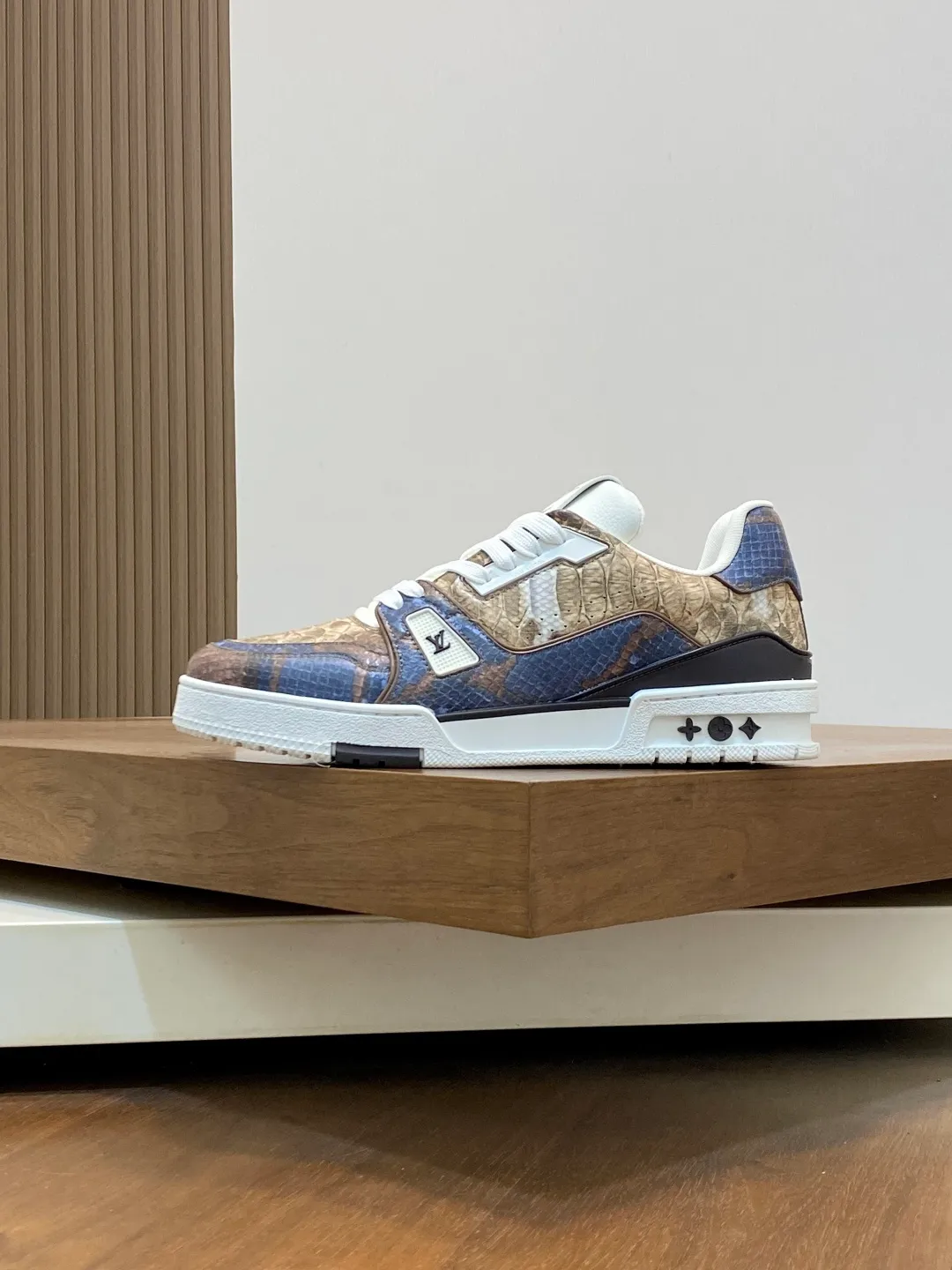 💰900 LV TRAINER python pattern sneakers for men are shipped. The early version of the LV Vuitton World official website is made of gorgeous python pattern stitched together in different parts. Creative inspiration drawn from retro basketball shoes continues the classic style and incorporates colorful natural patterns to create this new sneaker. The side is decorated with the Vuitton logo, the tongue and heel are decorated with LV letters, and the classic rubber outsole is decorated with Monogram flowers. Needless to say, the comfort of Lujia's shoes is very masculine! Completely packaged! Size: 39-40-41-42-43-44 standard leather shoe size (38/45/46 can be customized and does not support returns or exchanges)
